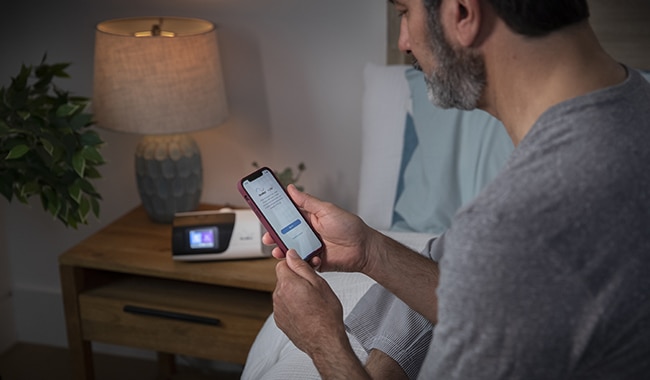 CPAP-Patient-nutzt-persönlichen-therapieassistenten-in-der-myair-app-von-resmed
