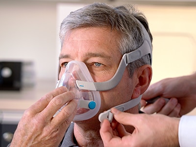 masque-facial-CPAP-apnée-sommeil-patients-ResMed-400x450