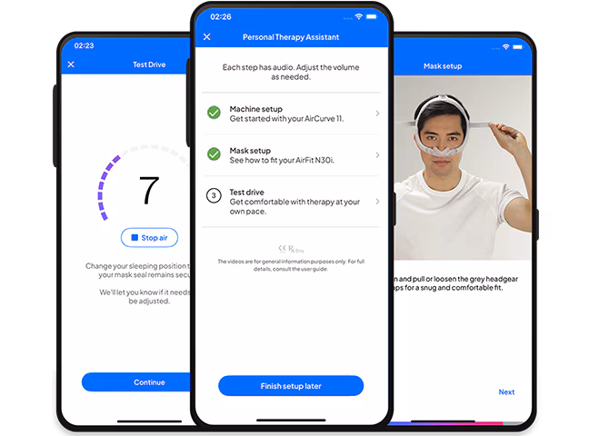 Trois écrans de smartphone présentant l’assistant de traitement personnalisé myAir de Resmed avec la configuration de l’appareil CPAP, la configuration du masque, un essai de la thérapie et des instructions étape par étape pour le traitement de l’apnée du sommeil.