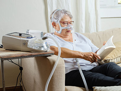 patient-masque-ventilation-maison-sommeil-non-invasif-400x300 - ResMed Suisse