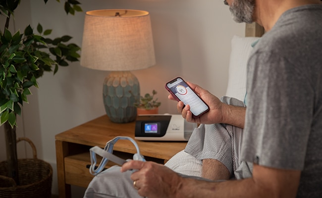 CPAP-patient-nutzt-persönlichen-therapieassistenten-in-myair-app-resmed