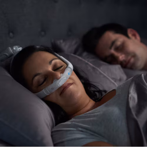  Frau benutzt CPAP-Gerät